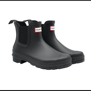 Hunter Black Chelsea boots! Only worn a few times